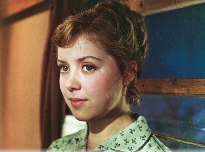 Светлана Карпинская в роли Кати Ивановой в комедии «Девушка без адреса», 1958 год