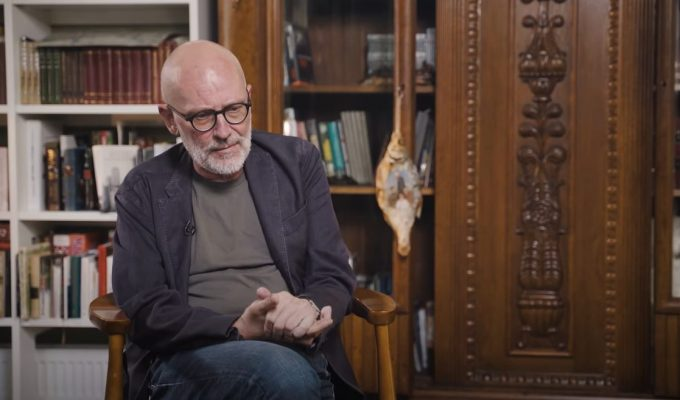 Александр Гордон: снаружи — скромный дом у воды, внутри — антиквариат и библиотека