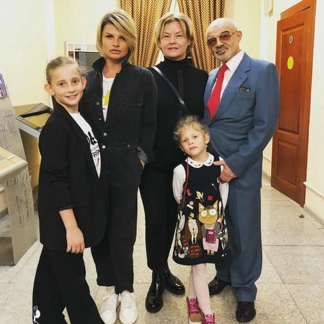 Анна Шерлинг сохранила тёплые отношения с обоими родителями