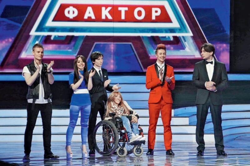 Тогда Алла Борисовна, вальяжно сидя в кресле жюри, предрекала ему очень сложный и запутанный путь. Она была полноправной 