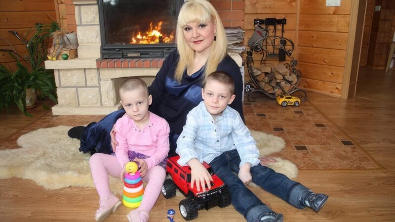 Маргарита Суханкина с усыновлёнными детьми