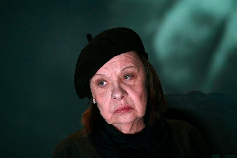Наталья Тенякова могла остаться в Ленинграде — но сменила фамилию в паспорте и уехала за опальным Юрским