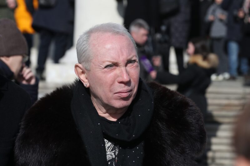 «Он плохой человек»: двойник Пугачёвой не попал на свадьбу дочери и продаёт особняк за 500 миллионов