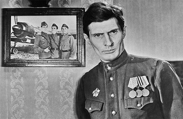 Игорь Ясулович в роли Корецкого в фильме «За облаками — небо» (1973)