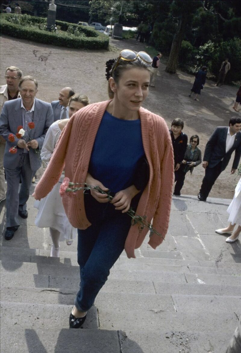Почему в 1980-е женщина одновременно надела подплечники, варёнку и кожаную куртку