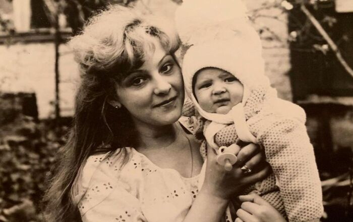 Елена Лядова в детстве с мамой