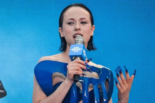 Костюм больше певицы: Солистка группы IOWA вышла в свет в 50-килограммовом костюме - KP.RU