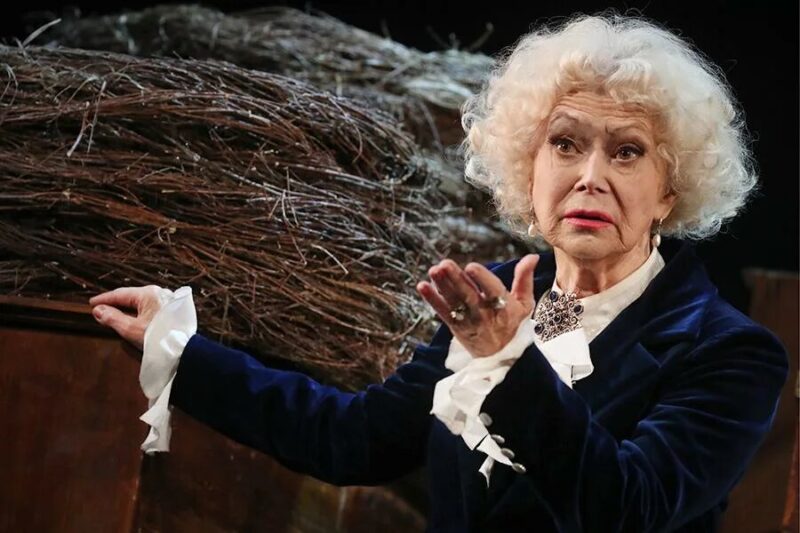 «Уберите её со сцены»: почему 89-летняя Светлана Немоляева остаётся верна театру вопреки критике