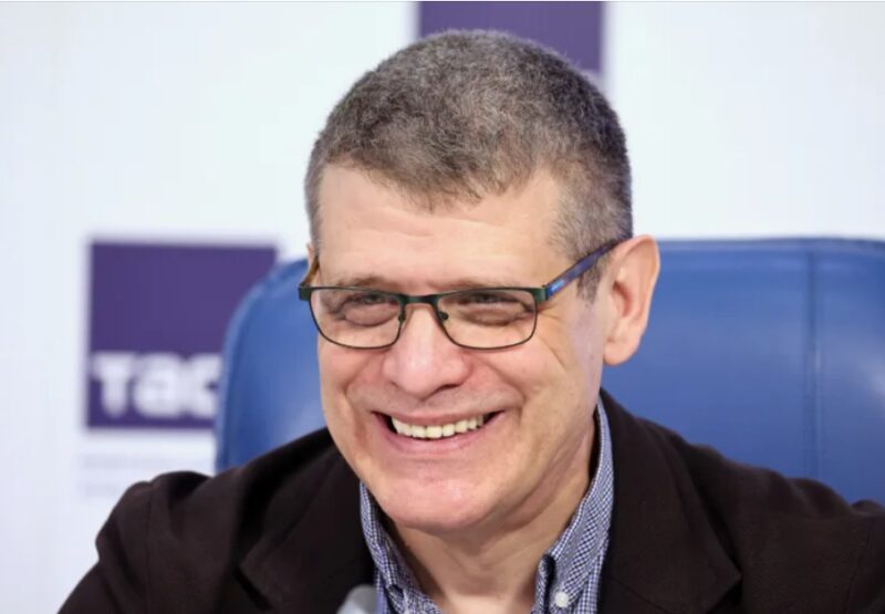 Имя от отца, фамилия от матери: как филологическая династия сформировала ведущего «Пусть говорят» Дмитрия Борисова