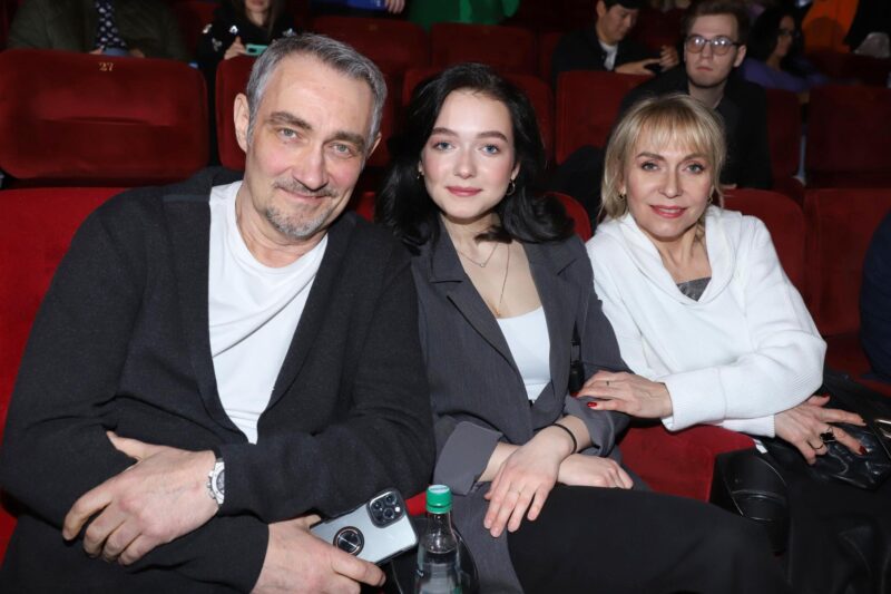 В сериале «Склифосовский» герой Юшкевича постоянно ищет счастье, пока сам актер остается примерным семьянином