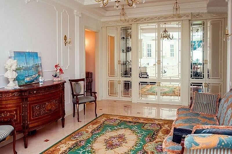Детали интерьера: молдинги, позолота и классическая мебель