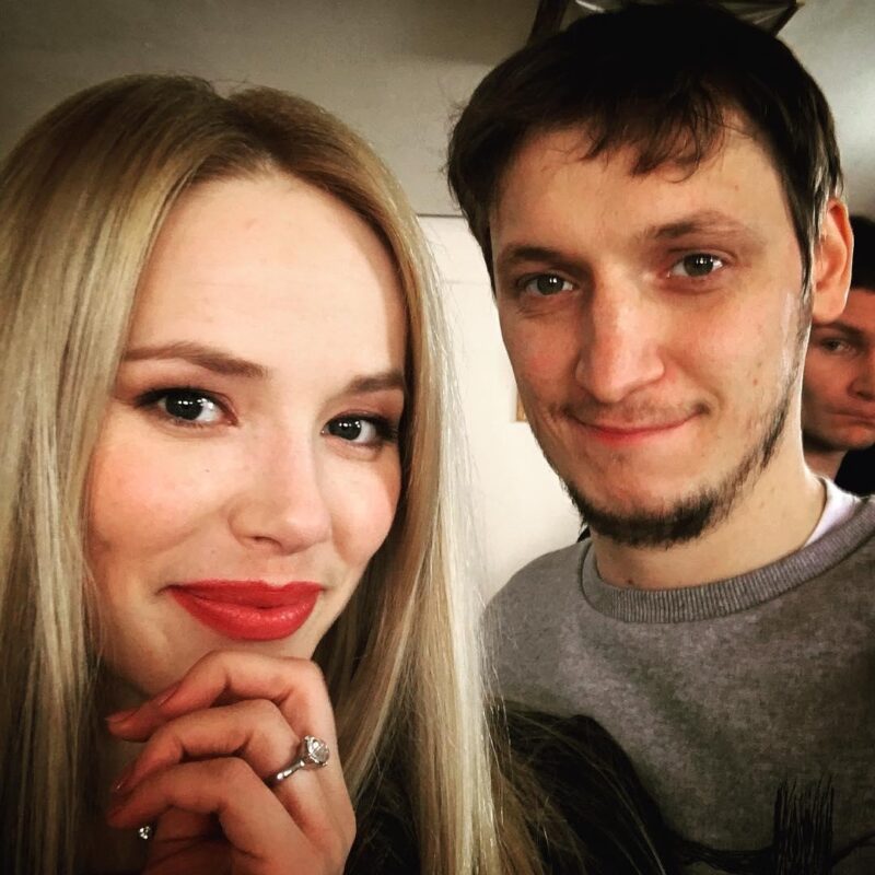 Роман со сценаристом Александром Синегузовым начался прямо на съемках первого сезона