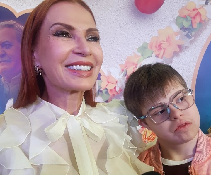 Эвелина Бледанс с сыном