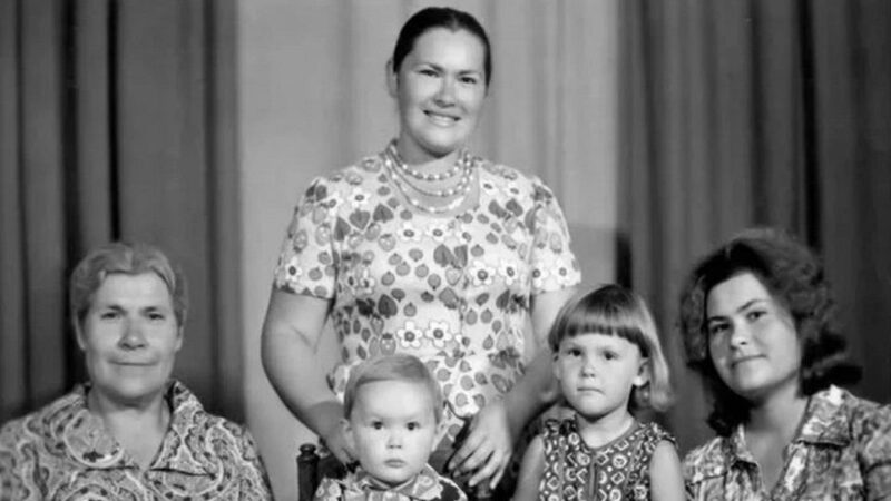 Нина Усатова с близкими