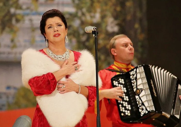 Вера Сотникова в роли Людмилы Зыкиной
