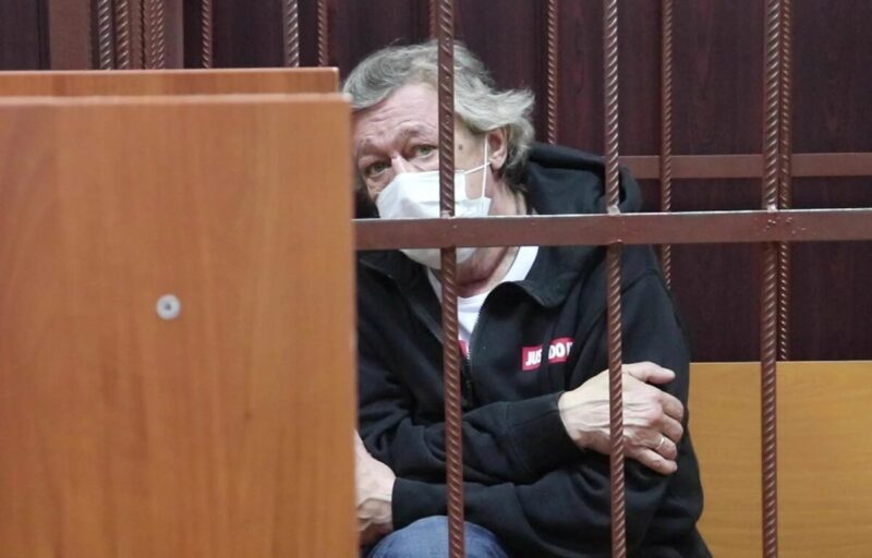 Михаил Ефремов после УДО вернулся на сцену, но живёт в съёмной квартире, которую оплачивает Никита