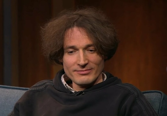 «Мне нравится быть одному»: как звезда «Вертинского» Алексей Филимонов тихо развёлся после 15 лет брака