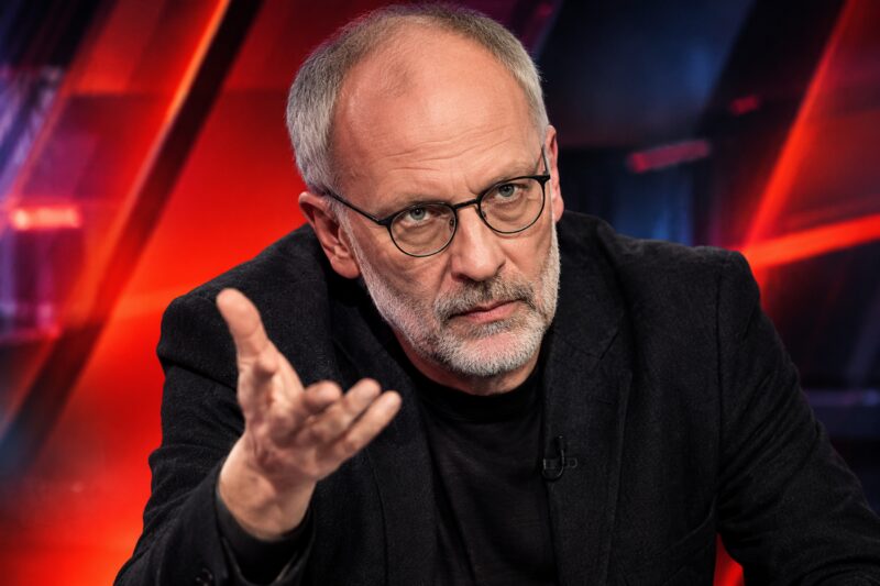 Александр Гордон звал на спор Собчак, Мавроди и Кологривого — и называл это «борьбой двух чудовищ»
