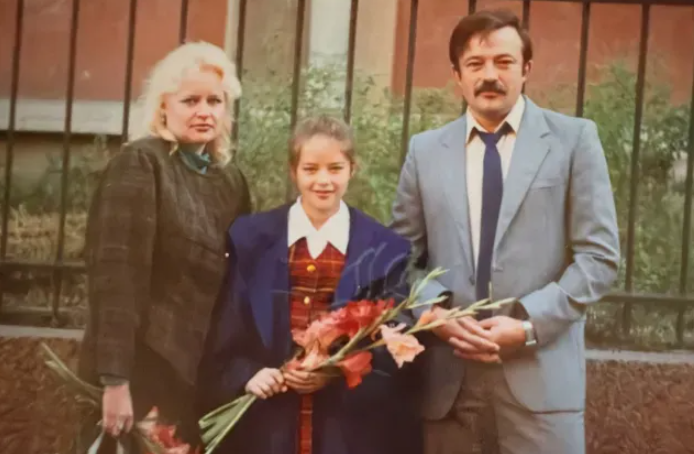 Марина Александрова в детстве с родителями