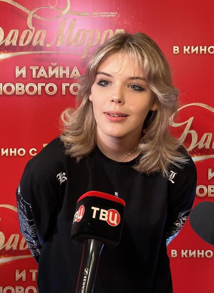 Евгения Абдулова получила 100 баллов за третий тур во ВГИК, но обсуждают ее 32-летнего спутника