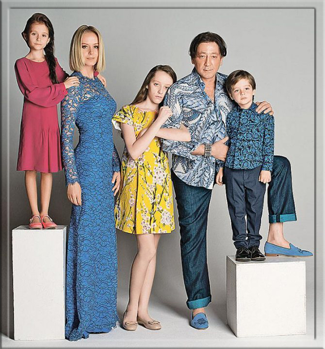 Григорий Лепс и Анна Шаплыкова с детьми на семейном портрете