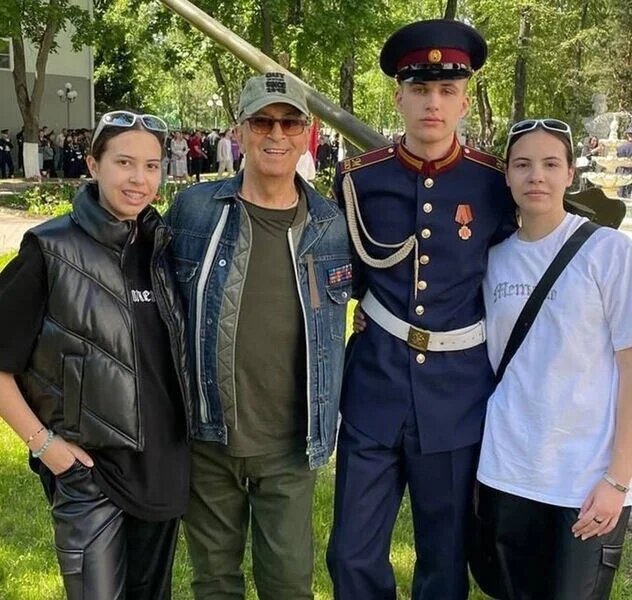 Александр Буйнов с внуками