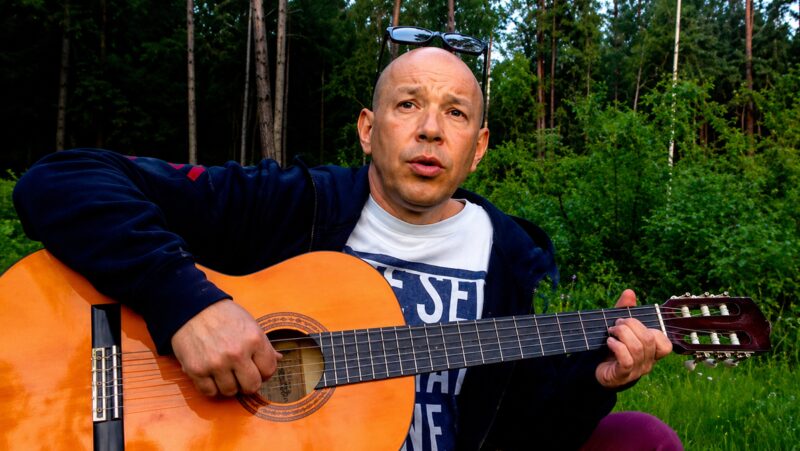 Сергея Чумакова называли фаворитом Пугачёвой, а потом он исчез со сцены на годы — и вернулся