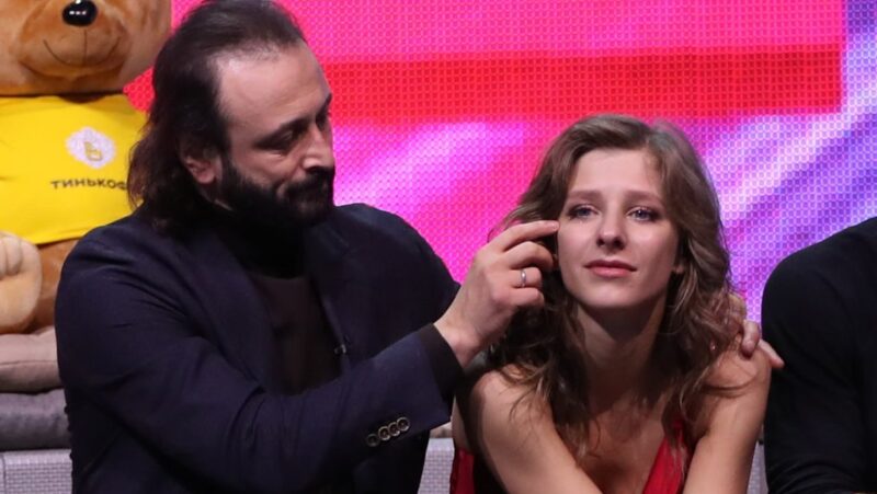«Мы уже съехались, мама беременеть разрешила»: 8 звездных школьниц и их романы со взрослыми мужчинами