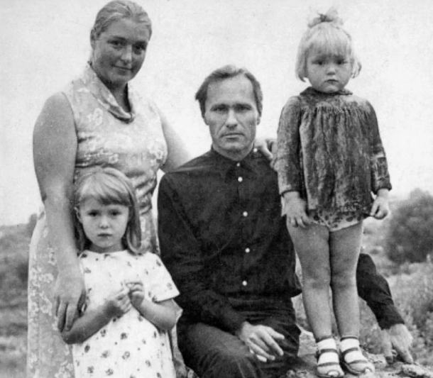 Лидия Федосеева-Шукшина с мужем и детьми