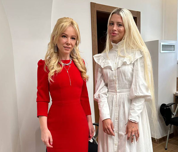 Hofmannita и Екатерина Мизулина стоят рядом