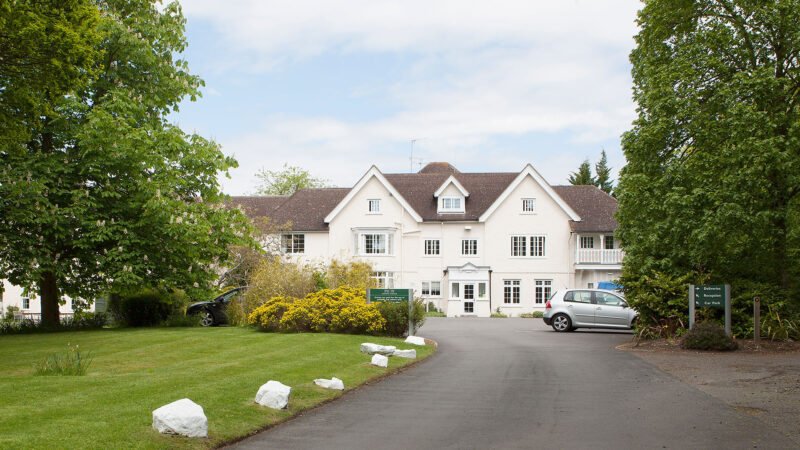 Здание клиники Priory Hospital Woking в Суррее