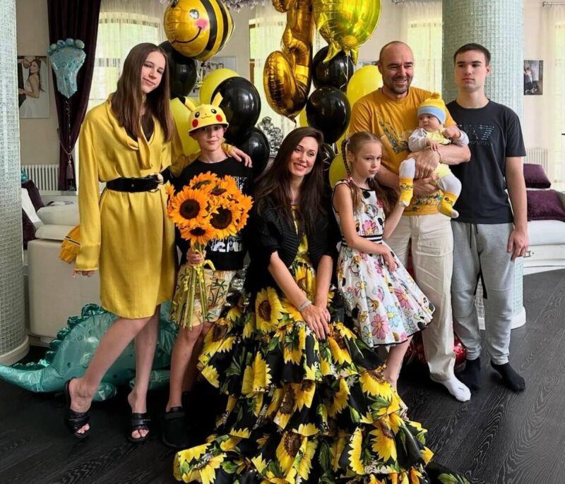 Алиса Товстик, по заключению экспертов, хочет жить с отцом. На кону 50% дохода и иск Дибровой на 5 млн