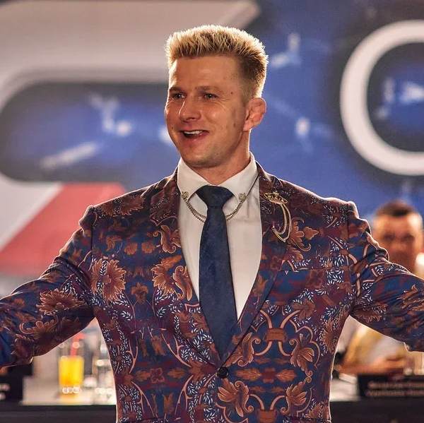 Роман Курцын в костюме на кадре из сериала «Ле.Ген.Да»