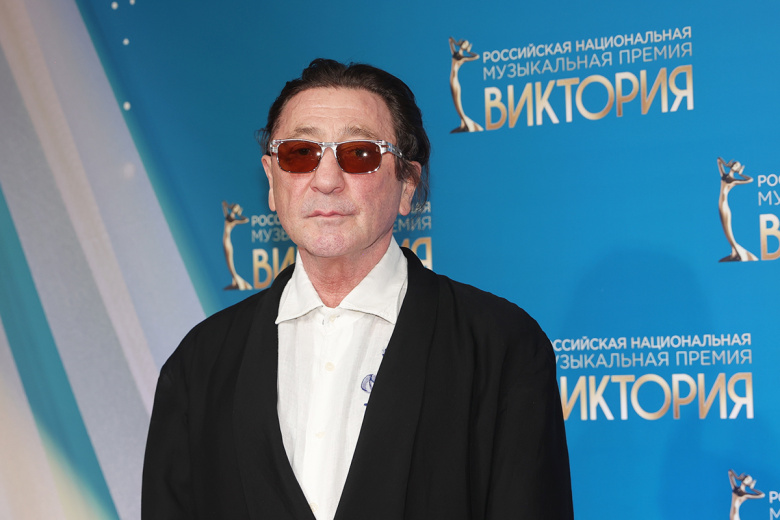 Григорий Лепс на фоне баннера музыкальной премии «Виктория»