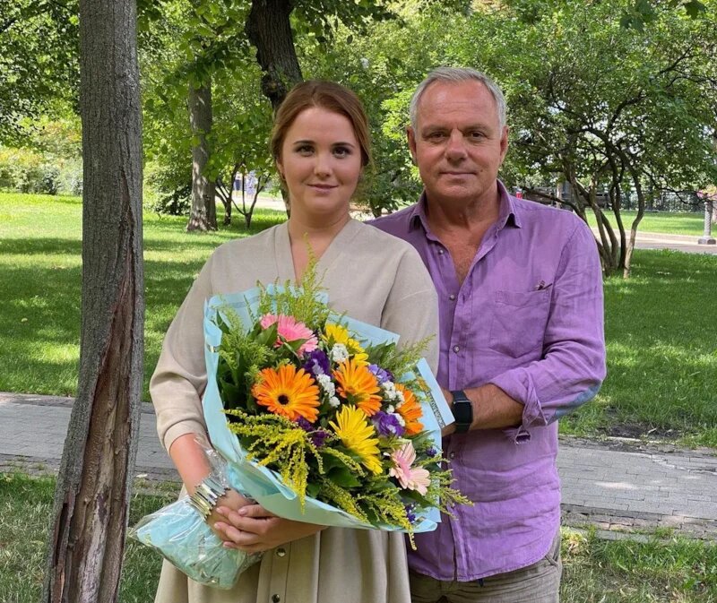 От театрального критика до бас-гитаристки: 8 известных актёров, чьи жёны младше на 20–40 лет