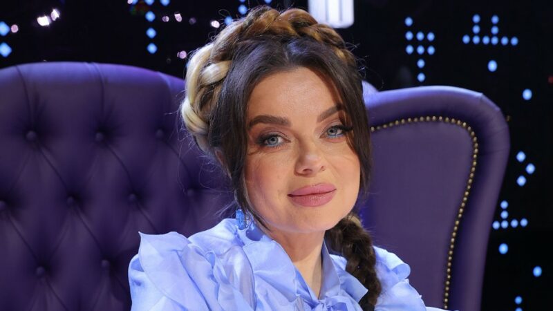 Зрители ждали ностальгии, а получили шоу Наташи Королёвой: почему критикуют ведущую «ВИА Суперстар»