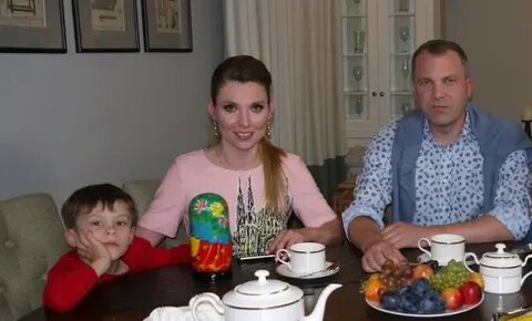 Пока Скабеева и Попов спорят в эфире, их сын Захар растет вдали от телекамер