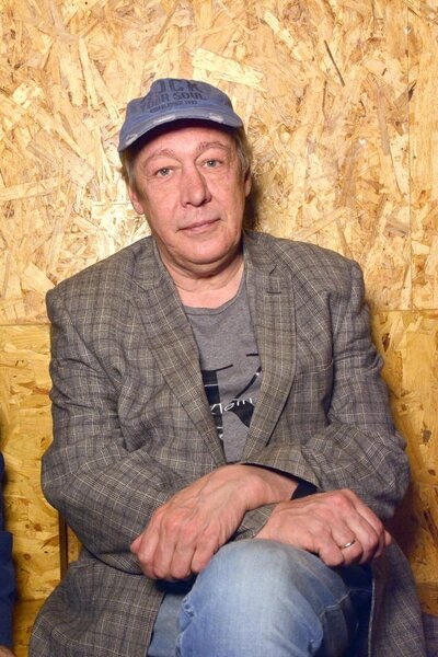 Михаил Ефремов после УДО вернулся на сцену, но живёт в съёмной квартире, которую оплачивает Никита