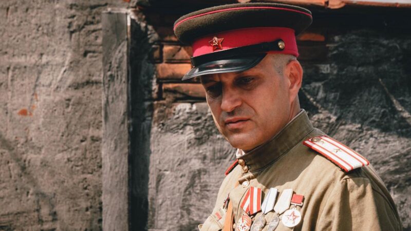 Скитался по вокзалам, плакал у моря, а теперь его знает вся страна: путь актёра Евгения Воловенко