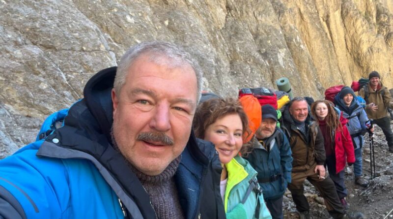 Александр Робак — человек у чёрного «Хаммера» в «Брат-2» — снялся в горной «Вершине» на 3300 метрах