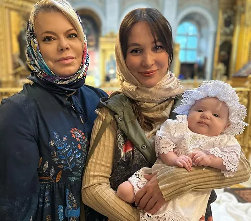 Яна Поплавская рядом с Евгенией и маленькой Аглаей