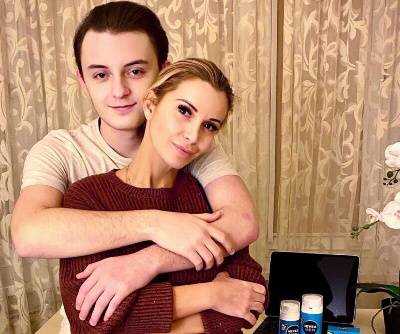Ольга Орлова сама попросила сына остаться жить с ней: Артём Карманов окончил МГИМО и не даёт интервью