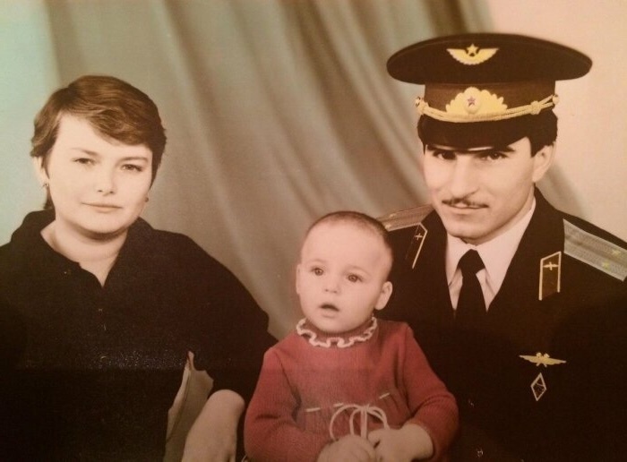 Анна Снаткина в детстве с родителями