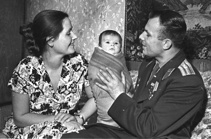 Юрий Гагарин с семьёй