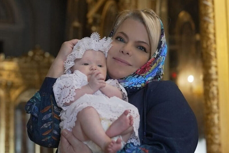 Яна Поплавская держит маленькую Аглаю