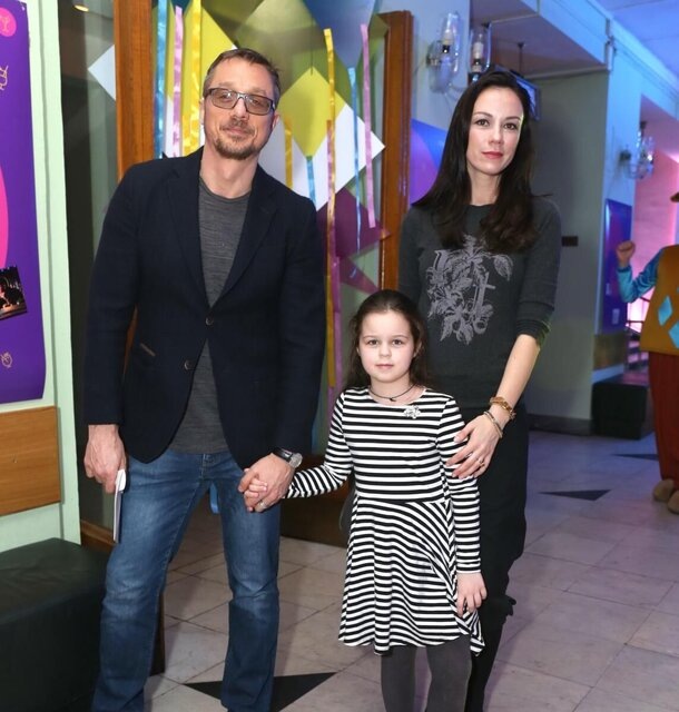 Алексей Макаров расписался в МФЦ с минимальным числом гостей и не спешил рассказывать о жене-бортпроводнице