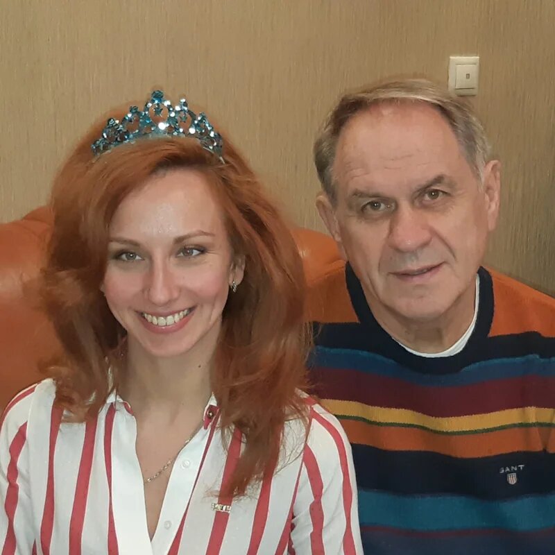 От театрального критика до бас-гитаристки: 8 известных актёров, чьи жёны младше на 20–40 лет