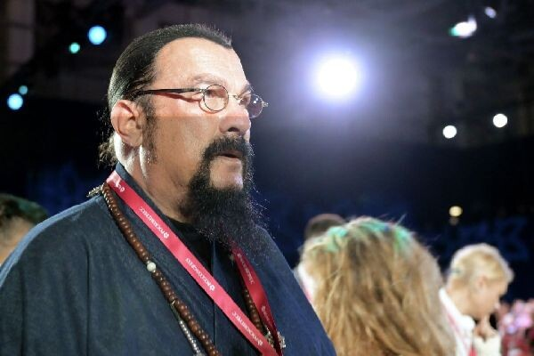 Стивен Сигал впервые подтвердил развод — после вопроса бьюти-блогера Гоар Аветисян