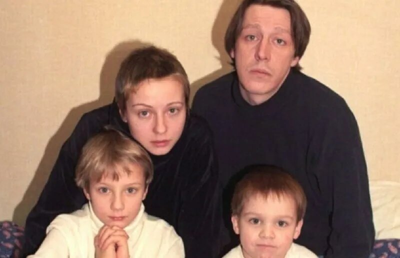 Михаил Ефремов после УДО вернулся на сцену, но живёт в съёмной квартире, которую оплачивает Никита