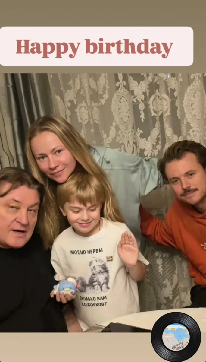 Мария Миронова и Игорь Удалов с сыновьями